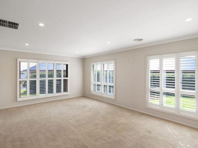 5 Bedroom Family home with pool