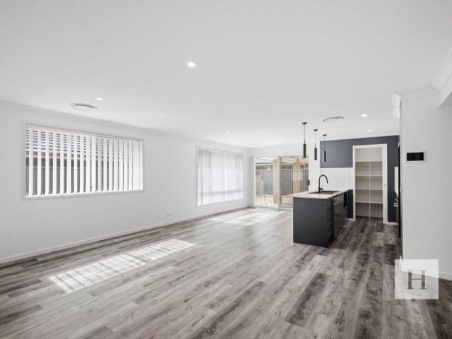 5 bedroom family home with pool