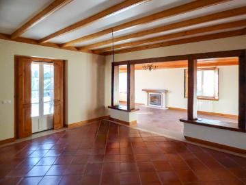 5 bedroom family home with pool