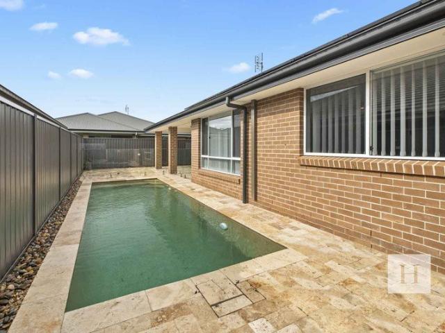 5 bedroom family home with pool