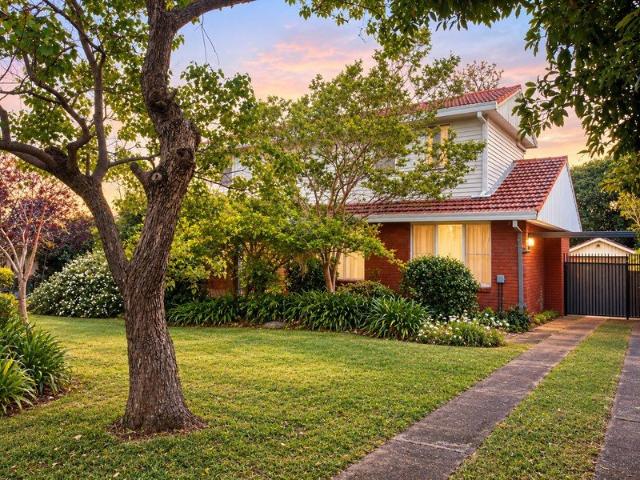 5 Bedroom Family Living with Sweeping Macarthur Views