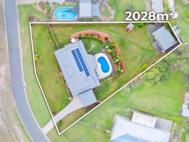 5 Bedroom Family Living on 1/2 Acre