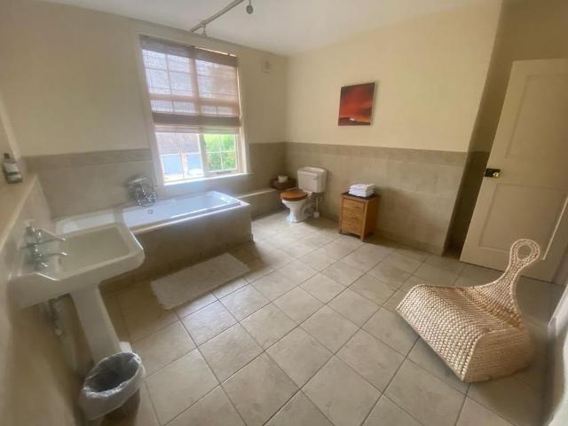 5 bedroom farm house to rent