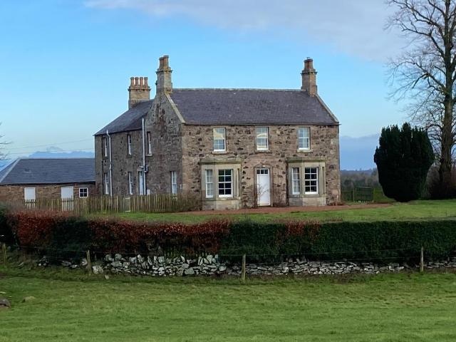5 bedroom farm house to rent