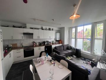 5 bedroom Flat To Let
