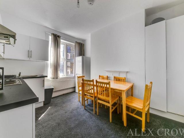 5 Bedroom Flat To Let