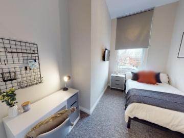 5 bedroom Flat To Let