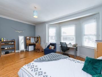 5 bedroom Flat To Let
