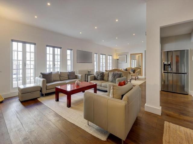 5 bedroom flat to rent on Eaton Mews North, London