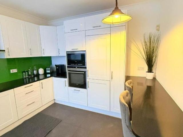 5 bedroom flat to rent on Forty Avenue, London