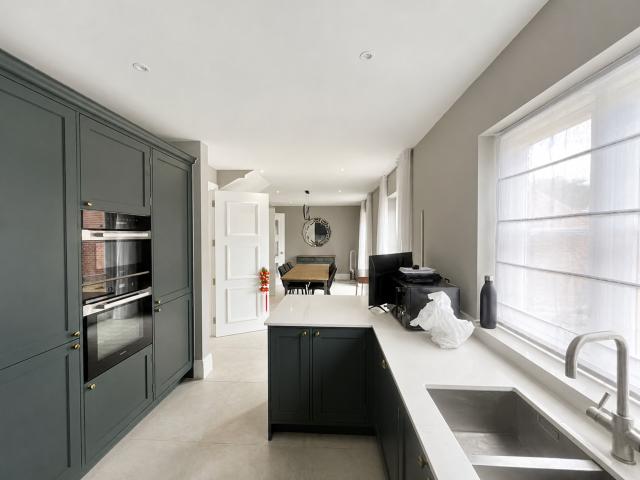 5 bedroom flat to rent on Whistler Drive, London