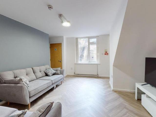 5 bedroom flat to rent
