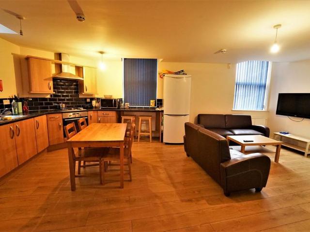5 bedroom flat to rent