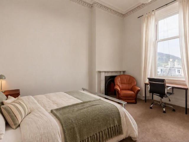 5 bedroom flat to rent