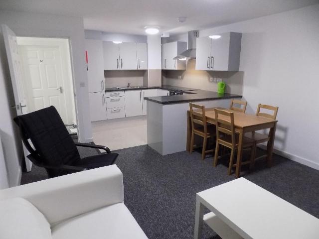 5 bedroom flat to rent