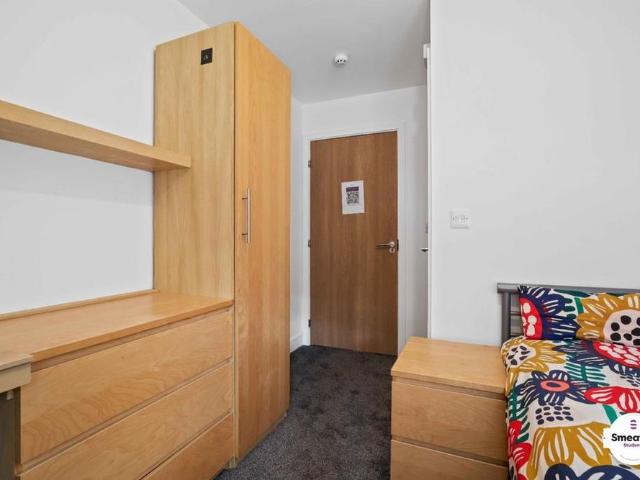 5 bedroom flat to rent