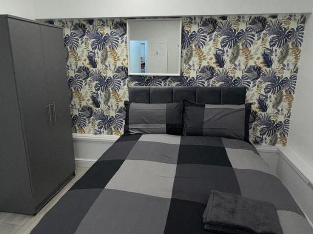 5 bedroom flat to rent