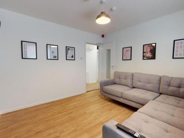 5 bedroom flat to rent