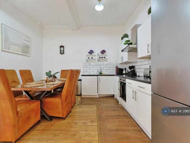 5 bedroom flat to rent