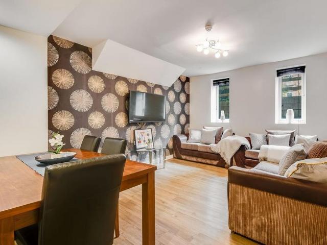 5 bedroom flat to rent