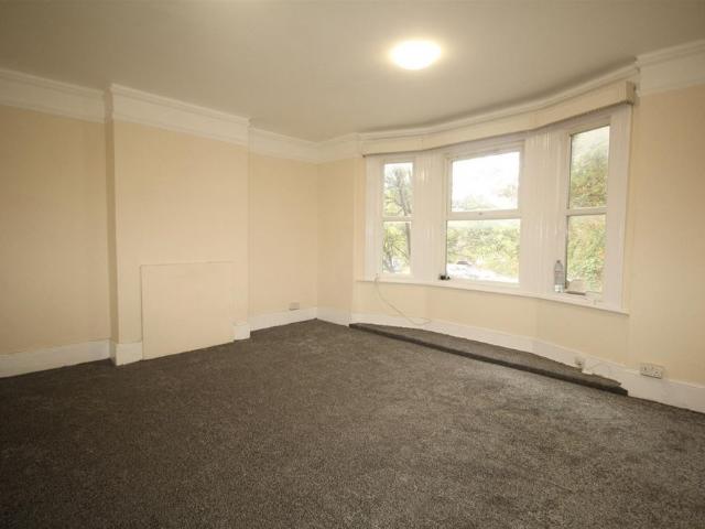 5 Bedroom Flat Above Shop To Let