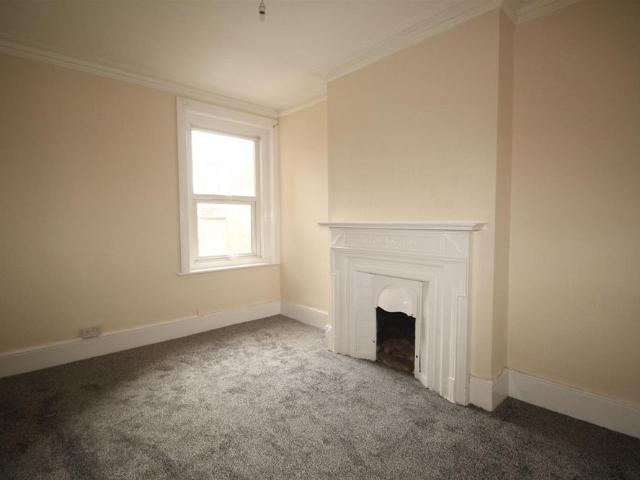 5 Bedroom Flat Above Shop To Let