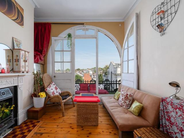 5 bedroom flat for sale