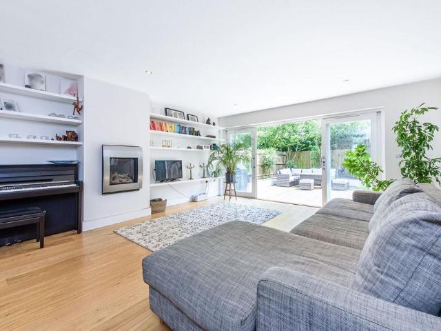 5 bedroom flat for sale
