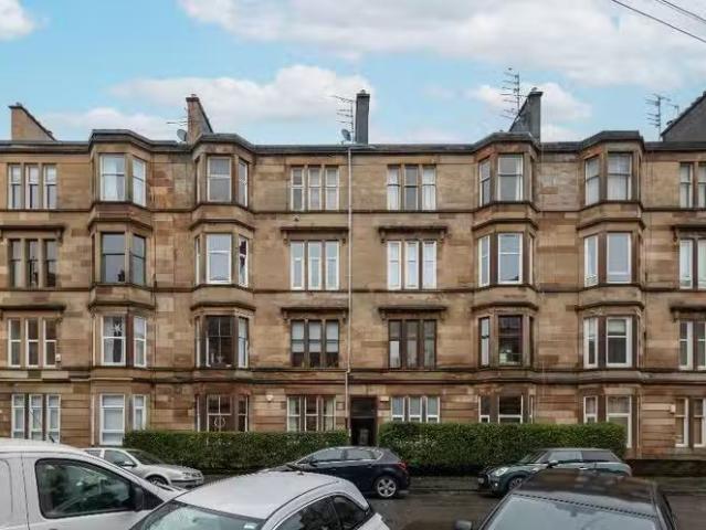 5 bedroom flat for rent in Albert Avenue, Queens Park, Glasgow.