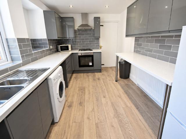 5 bedroom flat for rent in Lavender Gardens, Newcastle Upon Tyne, NE2