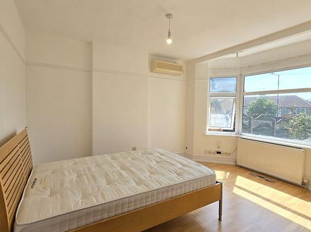 5 bedroom flat in Wembley