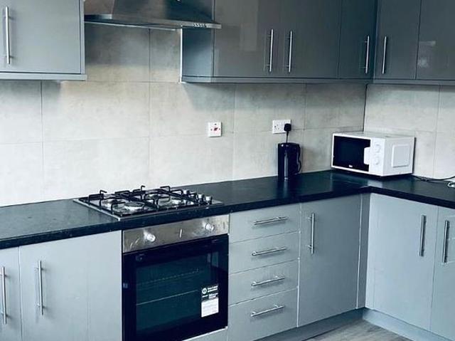 5 bedroom flat in Harrow