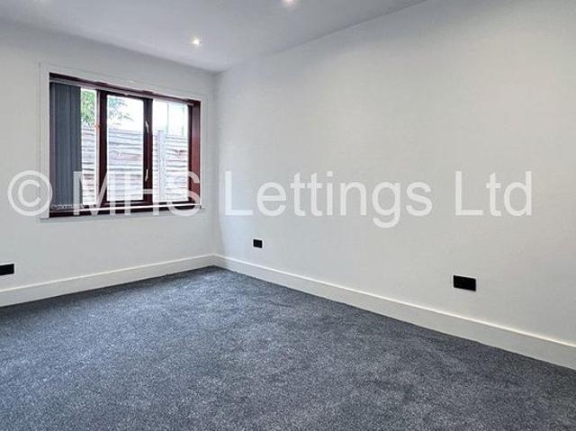 5 bedroom flat in Leeds