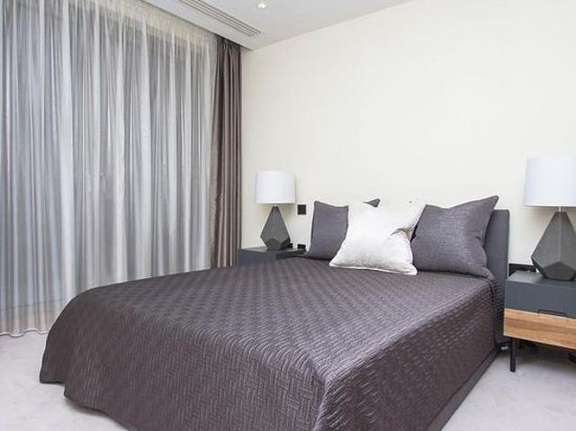 5 bedroom flat in London