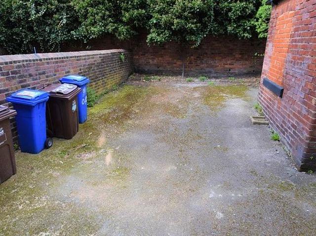 5 bedroom flat in Sheffield