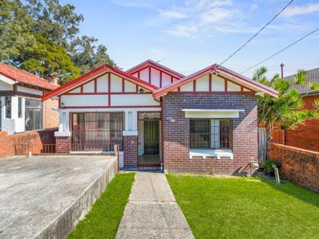 5 Bedroom Full brick family home on 607m2 Prime Location