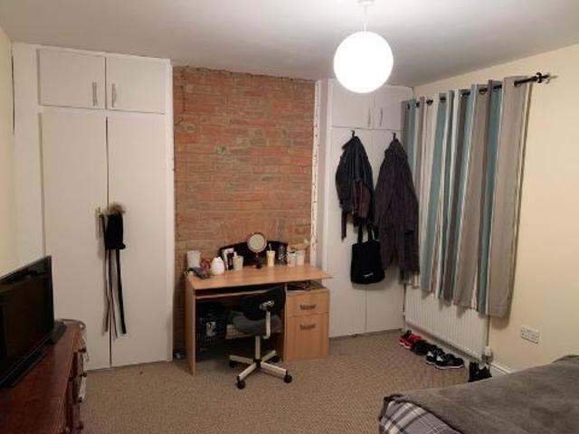 5 bedroom house, 1 en suite