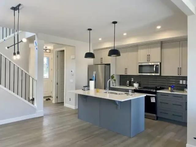 5 Bedroom House Cochrane AB 105377733