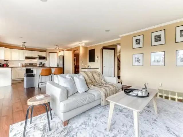 5 Bedroom House Calgary AB 104753663