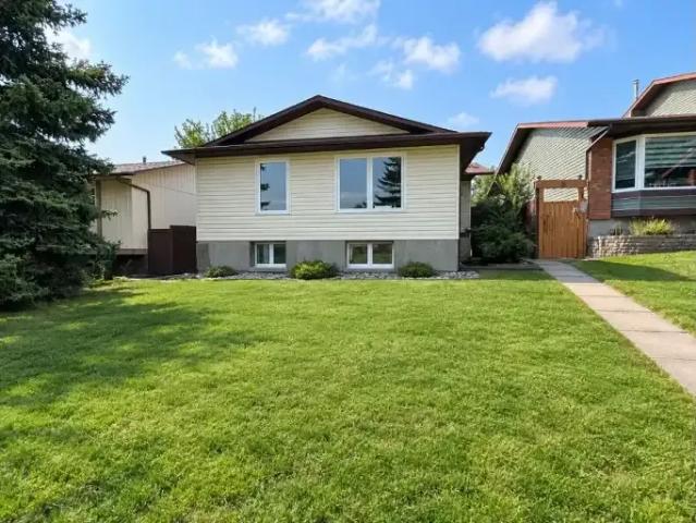 5 Bedroom House Calgary AB 105467237