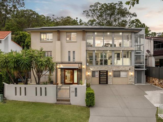 5 Bedroom House Camp Hill QLD 101583317