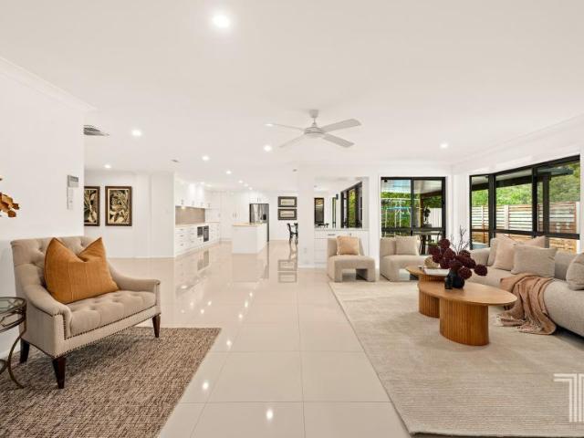 5 Bedroom House Carindale QLD 101583308