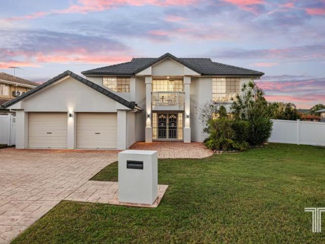 5 Bedroom House Carindale QLD 104600481