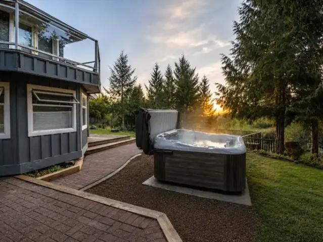 5 Bedroom House Bowen Island BC 104972747