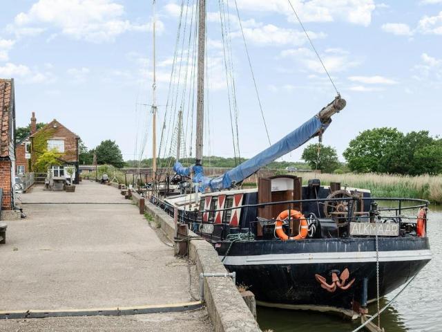 2 bedroom house boat for sale