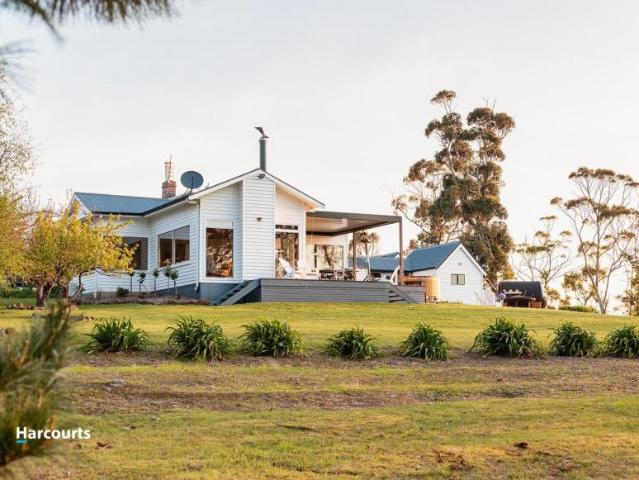 5 Bedroom House Gardners Bay TAS 106030327