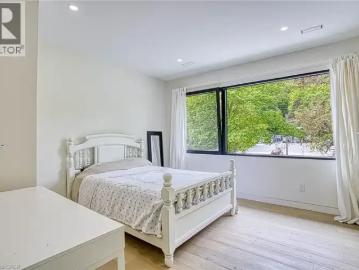 5 Bedroom House Grimsby ON 102847377