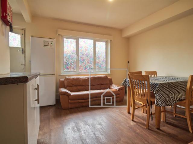 5 Bedroom House for rent at Mayville Avenue, Hyde Park, Leeds