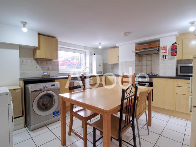 5 Bedroom House for rent at Spring Grove Walk, Hyde Park, Leeds