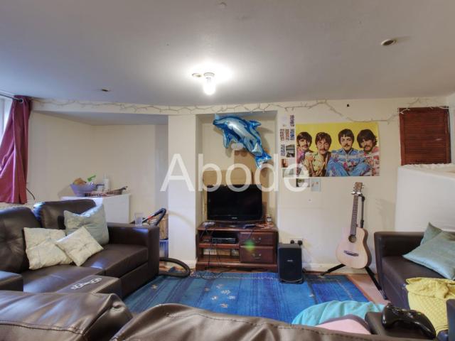 5 Bedroom House for rent at Royal Park Avenue, Hyde Park, Leeds